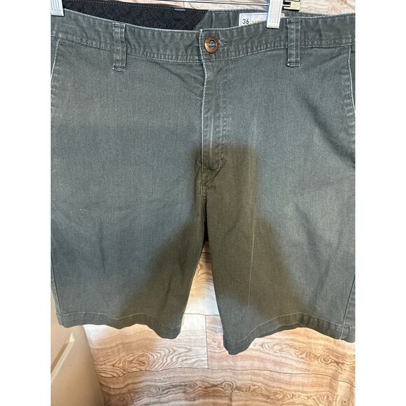 VOLCOM shorts size 36 - Picture 2 of 5